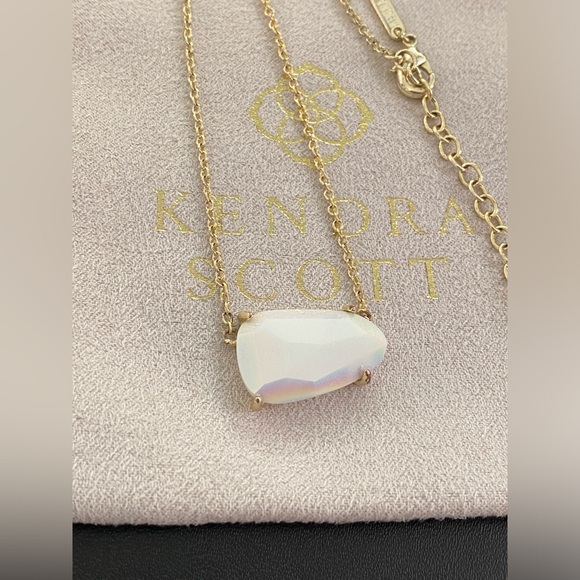 Kendra Scott Isla White Iridescent Quartz Pendant Necklace - Picture 3 of 9